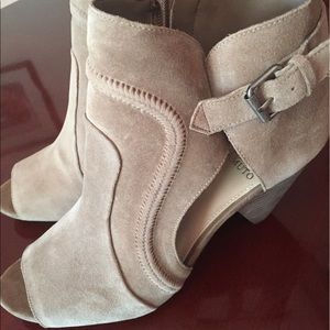 Vince Camuto -Ennley Khaki Shooties👡